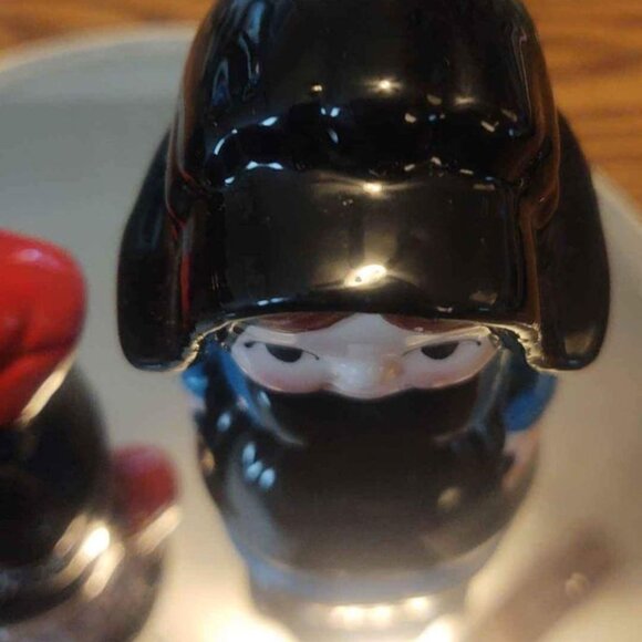 Vintage Amish Couple Salt And Pepper Shaker Set - Picture 4 of 9